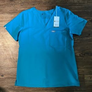 NWT Figs scrub top size small